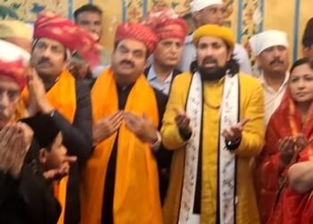 আজমির শরীফে গৌতম আদানি ও তাঁর স্ত্রী: সামাজিক মাধ্যমে প্রশংসা ও বিতর্কের ঝড়