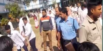 টুকলি করতে দিতে হবে! উচ্চ মাধ্যমিক ইংরেজি পরীক্ষার দিন তল্লাশি চালানোয় পরীক্ষার্থীদের মারে মালদহে জখম ৬ শিক্ষক!