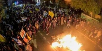 ইসরাইলের জনগণ পথে নেমেছে, নেতানিয়াহুর বাড়ির সামনে ব্যাপক বিক্ষোভ, গ্রেপ্তার ১২