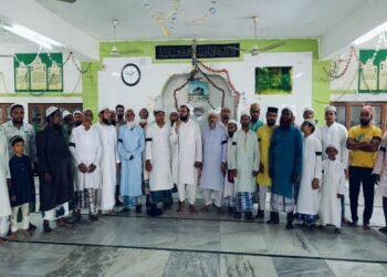 হাতে কালো কাপড় বেঁধে ওয়াকফ বিলের বিরুদ্ধে প্রতিবাদ মুহাম্মদ কামরুজ্জামানের