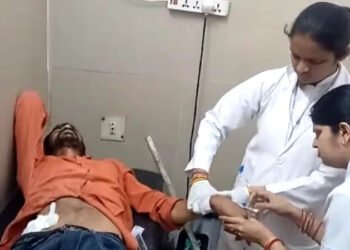 ইউটিউব দেখে নিজেই নিজের অপারেশন! আশঙ্কাজনক অবস্থায় হাসপাতালে ভর্তি যুবক