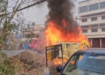 ওয়াকফ আইনের প্রতিবাদে মু্র্শিদাবাদের জঙ্গিপুরে তুলকালাম, পুলিশের গাড়িতে আগুন বিক্ষোভকারীদের