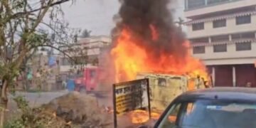 ওয়াকফ আইনের প্রতিবাদে মু্র্শিদাবাদের জঙ্গিপুরে তুলকালাম, পুলিশের গাড়িতে আগুন বিক্ষোভকারীদের