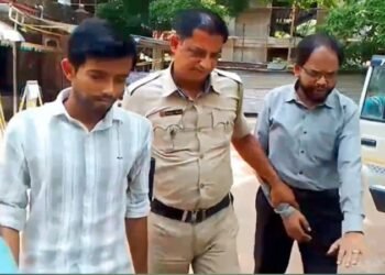 পাকিস্তানের পতাকা লাগিয়ে নাশকতার ছক! বনগাঁয় গ্রেফতার চন্দন মালাকার ও প্রজ্ঞাজিত মন্ডল সনাতনী ঐক্য মঞ্চের কর্মী