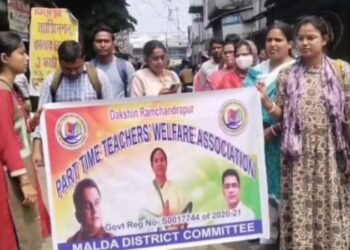 বৈষম্যের অভিযোগে মালদা জেলা বিদ্যালয় পরিদর্শকের দপ্তর ঘেরাও পার্শ্বশিক্ষকদের