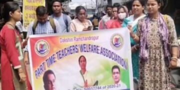 বৈষম্যের অভিযোগে মালদা জেলা বিদ্যালয় পরিদর্শকের দপ্তর ঘেরাও পার্শ্বশিক্ষকদের