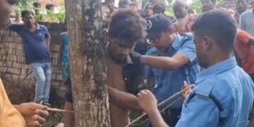 উত্ত্যক্ত করার অভিযোগে যুবককে গাছে বেঁধে রাখল গ্রামবাসীরা, উত্তেজনা ছড়াল নওদাপাড়ায়
