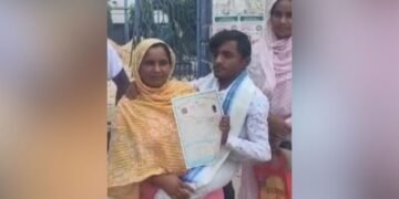 মায়ের কোলে ভর করে জয়, মাধ্যমিকে পাশ করে নজির গড়ল হরিহরপাড়ার আমিনুল