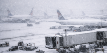 প্রলয়ঙ্কারী তুষারঝড়ে বিপর্যস্ত আমেরিকা যুক্তরাষ্ট্র, অন্ধকারে লাখো মানুষ ও বাতিল ১৩ হাজার ফ্লাইট