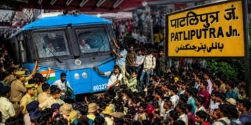 ট্রেন দেরিতে আসায় পাটলিপুত্র স্টেশনে বিক্ষোভ, লাঠিচার্জ ও কাঁদানে গ্যাসে উত্তপ্ত পরিস্থিতি