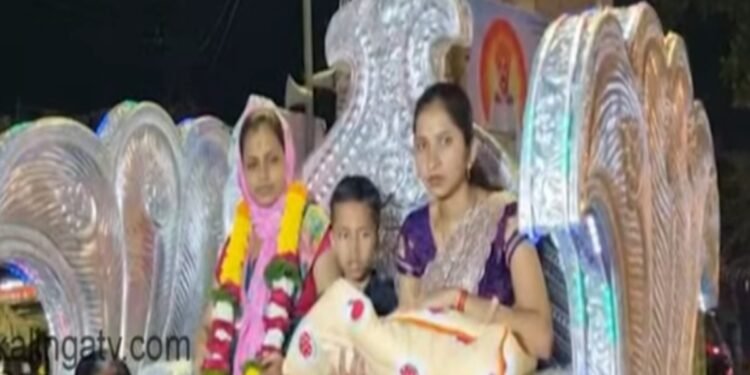 ২০০ বছর পর পরিবারে কন্যাসন্তান, মহারাষ্ট্রে ফুলে সাজানো রথে রাজকীয় বরণ